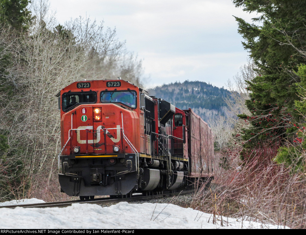 A pair of GM locomotives leads CN 402 at Avenue Voyer in Le Bic